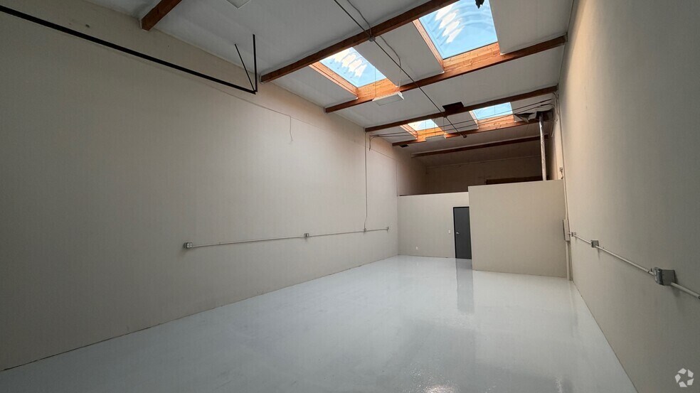 More Photos Of 350 E Orangethorpe Ave, Placentia Warehouse For Lease