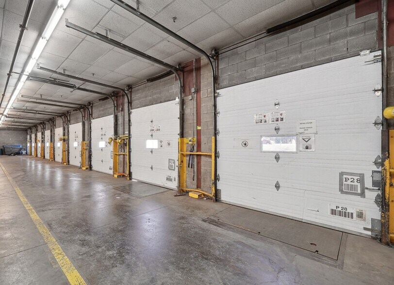 More Photos Of 1600 Av 50e, Montréal Warehouse For Lease