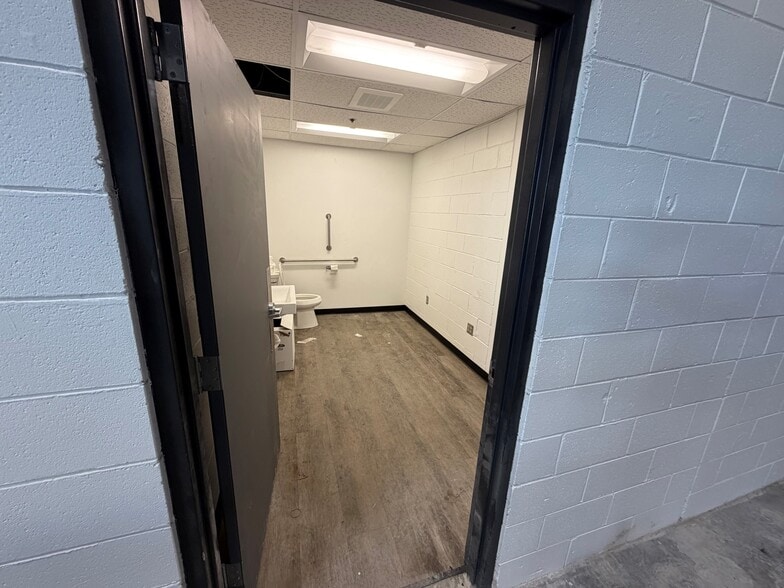 More Photos Of 5500 N Lovers Lane Rd, Milwaukee Distribution For Lease