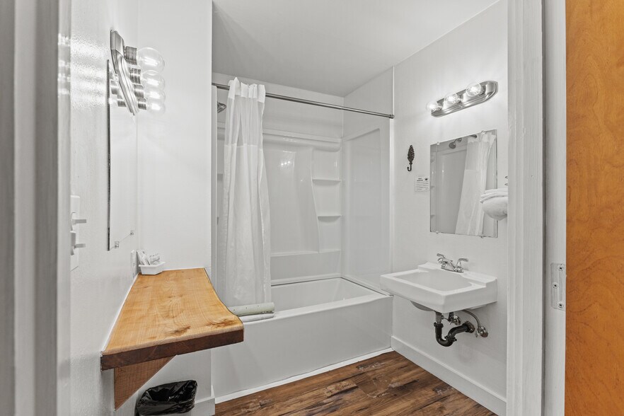More Photos Of 787 N Central Blvd, Coquille Hotel For Sale