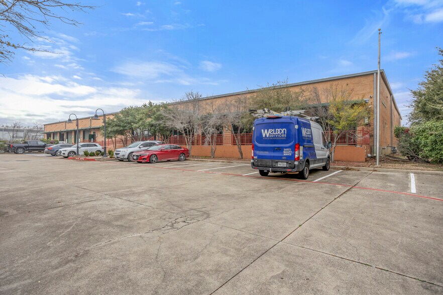 More Photos Of 3100 E Randol Mill Rd, Arlington Distribution For Sale