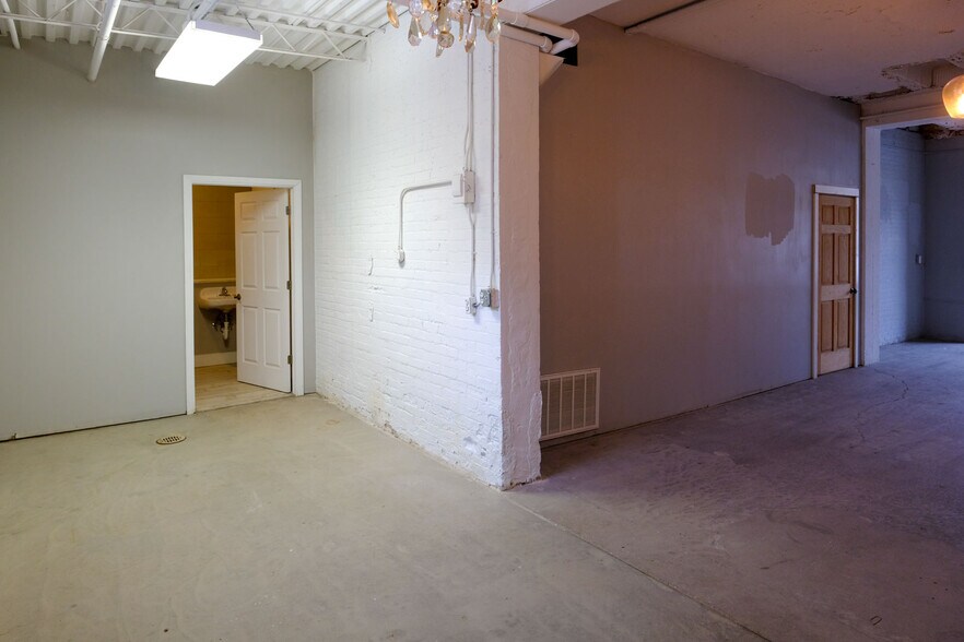 More Photos Of 408 W Main St, Benton Harbor Freestanding For Lease