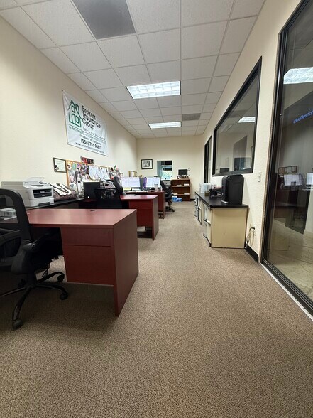 More Photos Of 1701-1745 Banks Rd, Margate Light Distribution For Lease