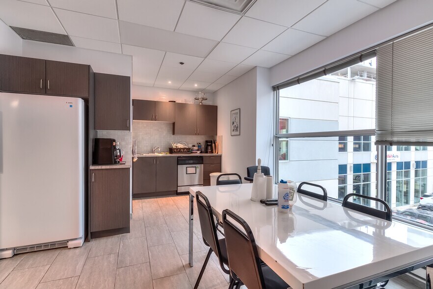More Photos Of 322-324 Rue Peel, Montréal Auto Dealership For Lease