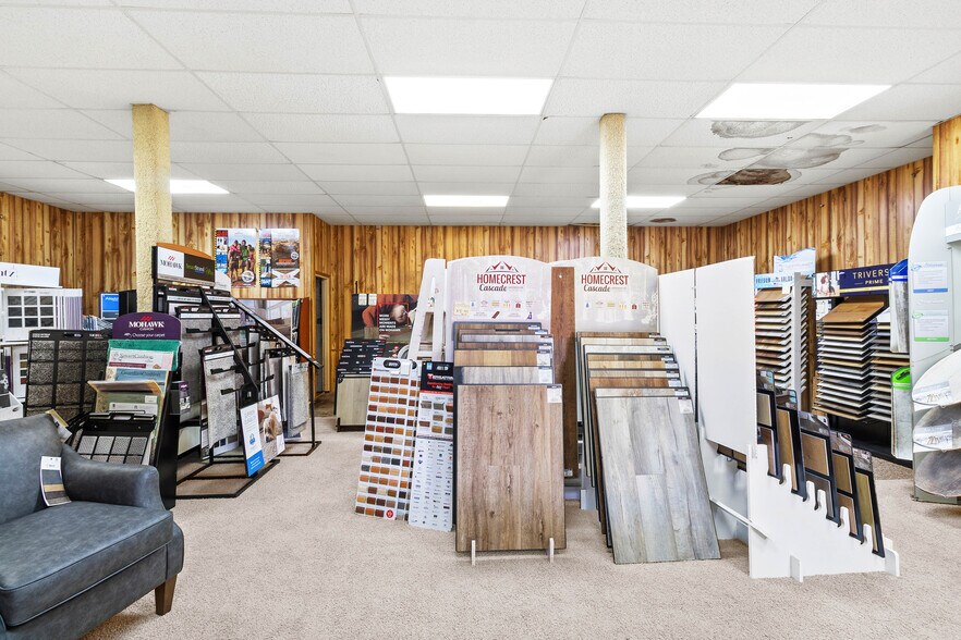 More Photos Of 147 S Springfield St, Saint Paris General Retail For Sale