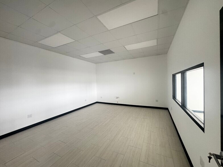 More Photos Of 9195 Gulf Fwy, Houston Storefront For Lease