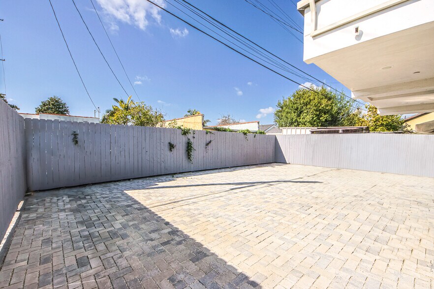 More Photos Of 1923 Carmona Ave, Los Angeles Multifamily For Sale