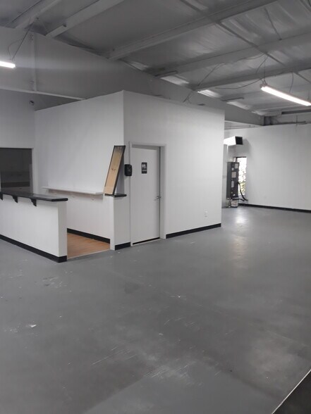 More Photos Of 30798 US Highway 19 N, Palm Harbor Warehouse For Lease