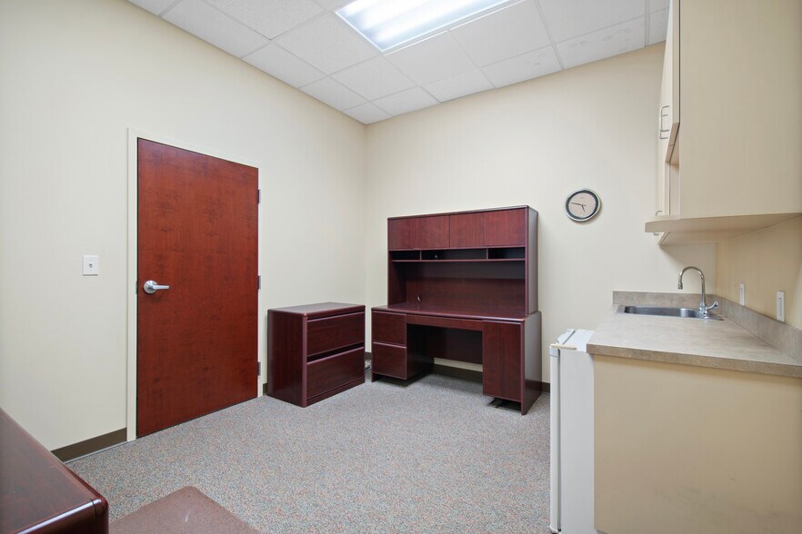 More Photos Of 7065 Westpointe Blvd, Orlando Office For Sale