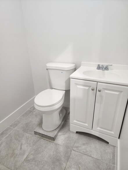 More Photos Of 460 W 84th St, Hialeah Showroom For Lease