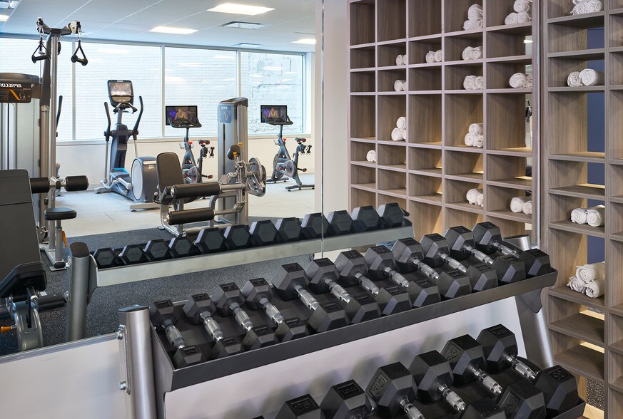 More Photos Of 900 19th St NW, Washington Office For Sale