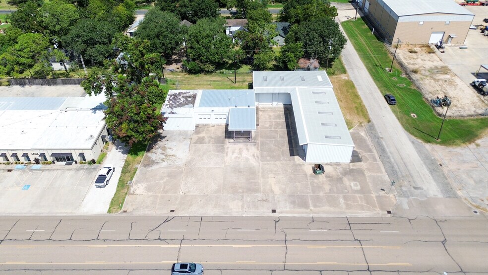 More Photos Of 619 E Jackson St, El Campo Warehouse For Sale