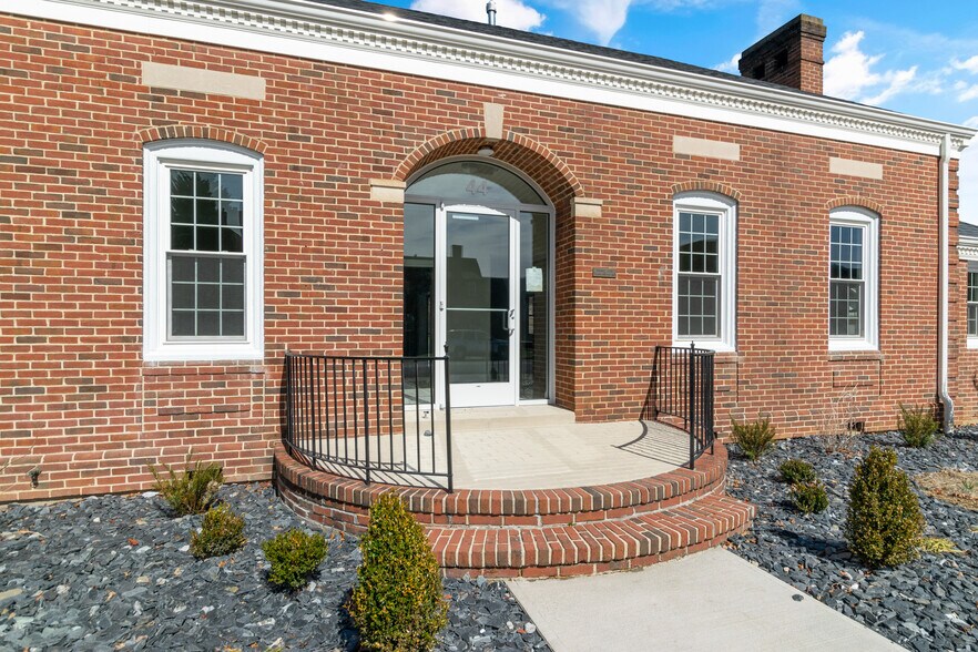 More Photos Of 44 4th St NW, Pulaski Office For Sale