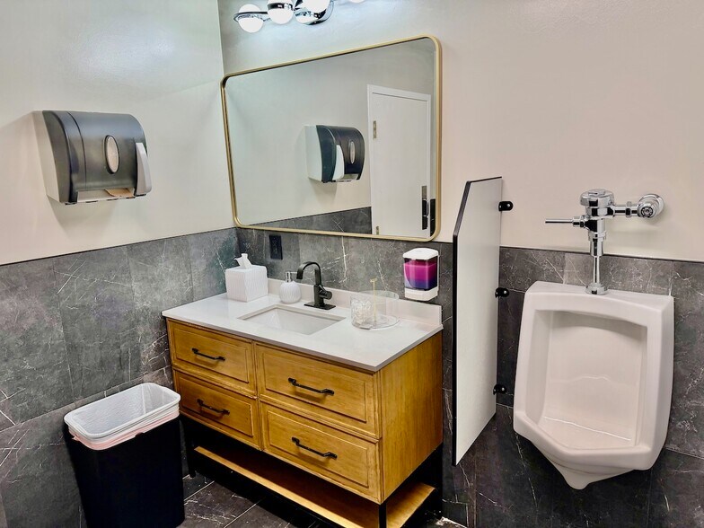 More Photos Of 2455 Stanley Ave, Dayton Auto Dealership For Sale