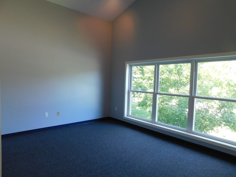 More Photos Of 271 Derry Rd, Litchfield Medical For Sale