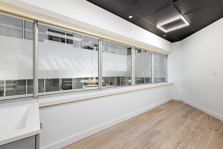 More Photos Of 801-803 W Big Beaver Rd, Troy Office For Lease