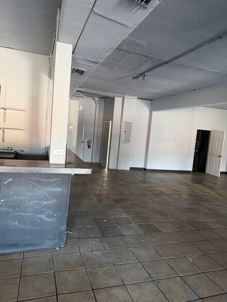 More Photos Of 6798 46th Ave N, Saint Petersburg General Retail For Lease