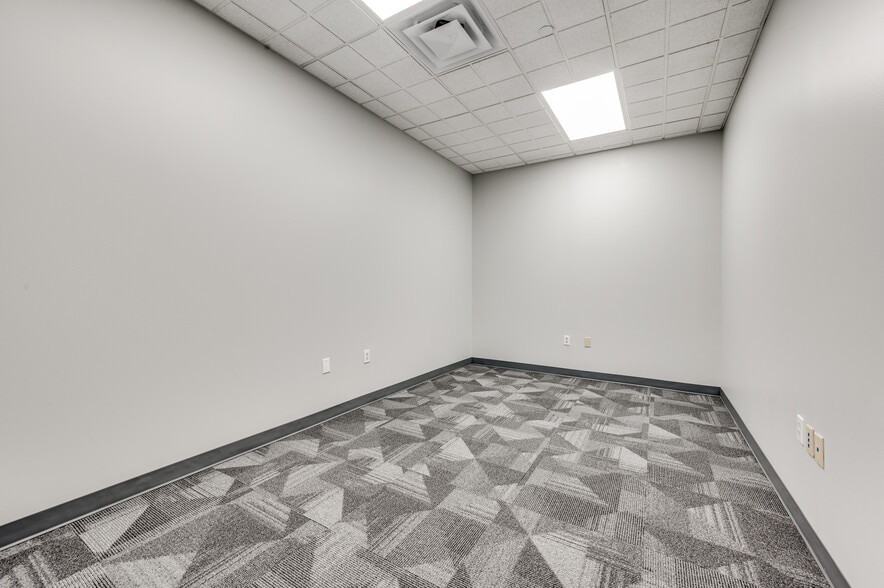 More Photos Of 10105 W Technology Blvd, Dallas Industrial For Sale