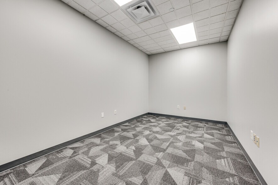 More Photos Of 10105 W Technology Blvd, Dallas Unknown For Lease