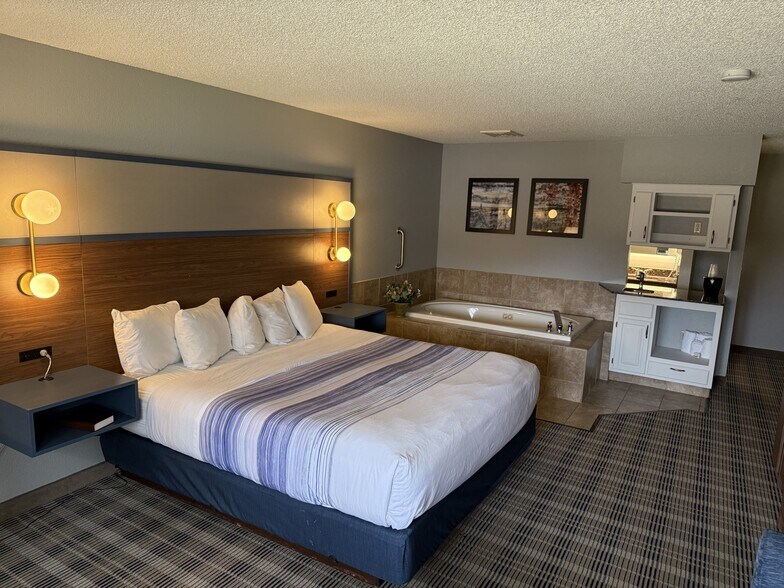 More Photos Of 11 E South Ave, Chippewa Falls Hotel For Sale