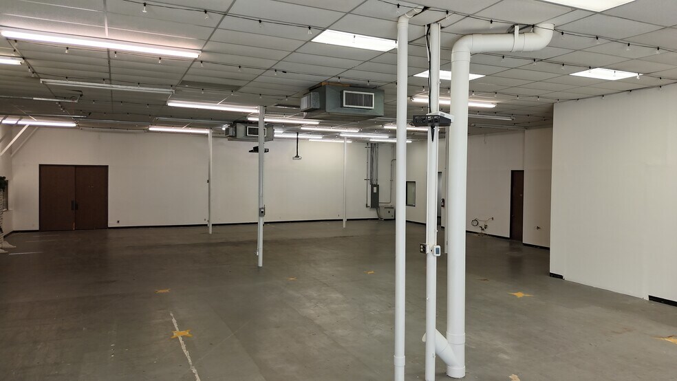 More Photos Of 10595 Westoffice Dr, Houston Light Distribution For Lease