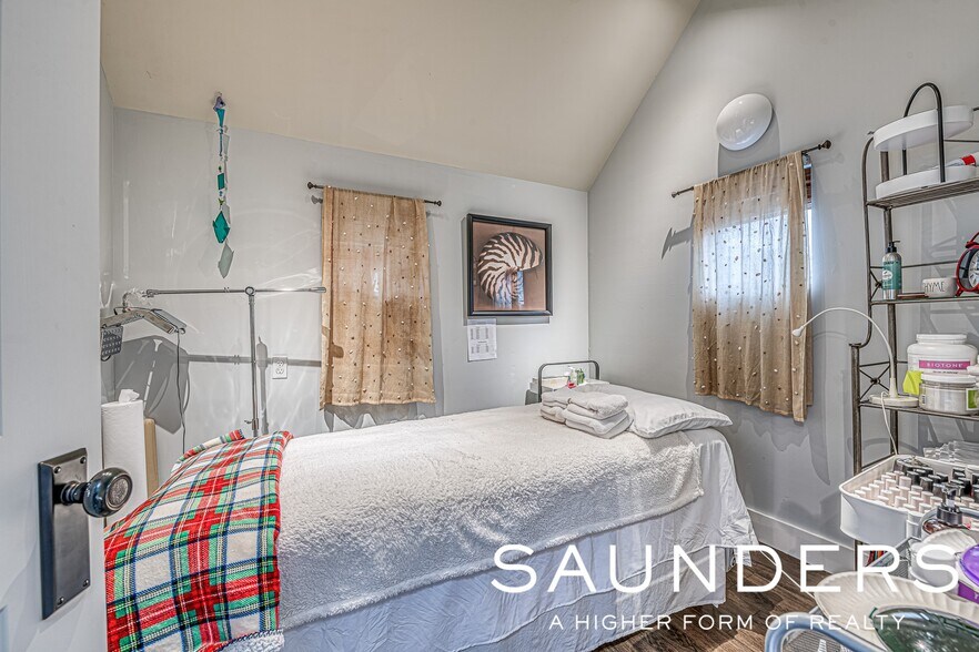 More Photos Of 19 Corwith Ave, Bridgehampton Storefront For Sale