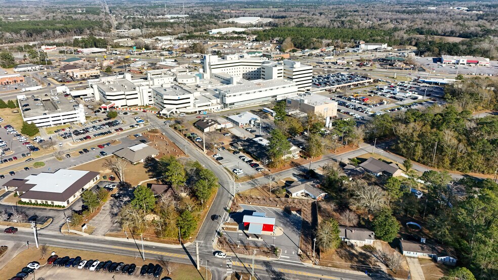 More Photos Of 301 Haven Dr, Dothan Freestanding For Sale