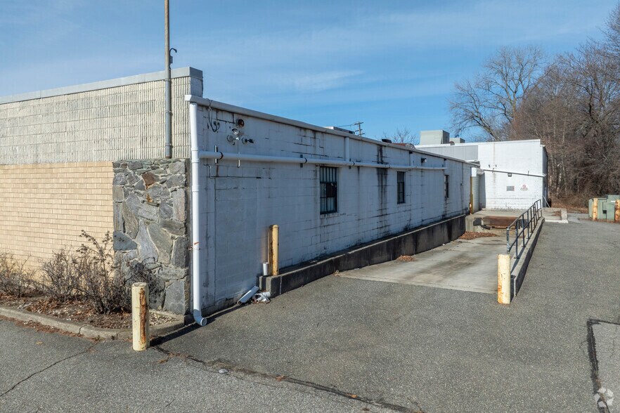 More Photos Of 22 Connor Ln, Deer Park Industrial For Sale