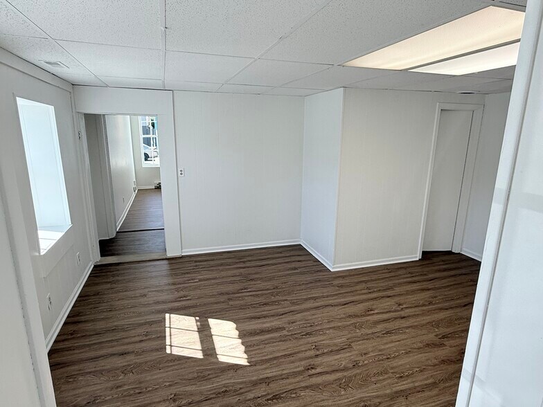 More Photos Of 108 E Main St, Plainfield General Retail For Lease