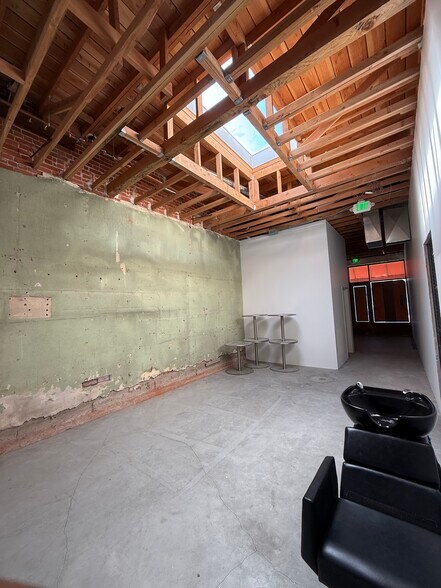 More Photos Of 5025-5035 Melrose Ave, Los Angeles Storefront For Lease
