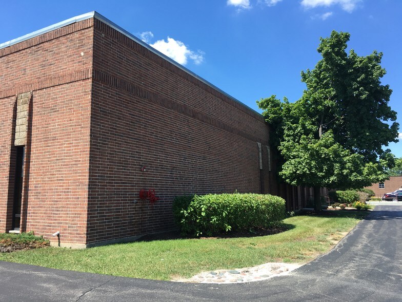 More Photos Of 711-731 W Racquet Club Dr, Addison Industrial For Lease