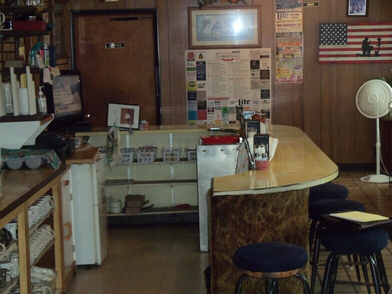 More Photos Of 314 Main St, Suring General Retail For Sale