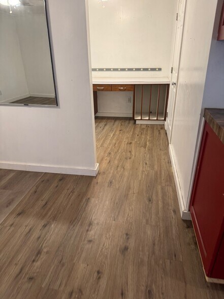 More Photos Of 701 E Pine St, Edgewood Flex For Lease