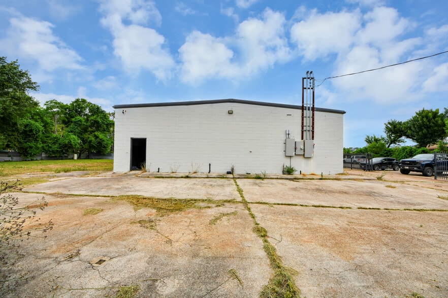 More Photos Of 8603 Shoal Creek Dr, Houston Warehouse For Sale
