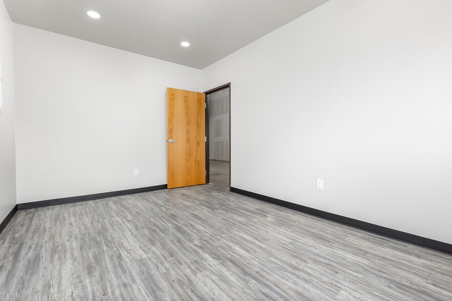 More Photos Of 8101 Silver Xing, Oklahoma City Unknown For Lease