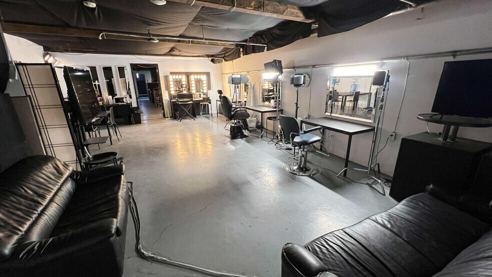 More Photos Of 2251 Av Papineau, Montréal Light Distribution For Lease