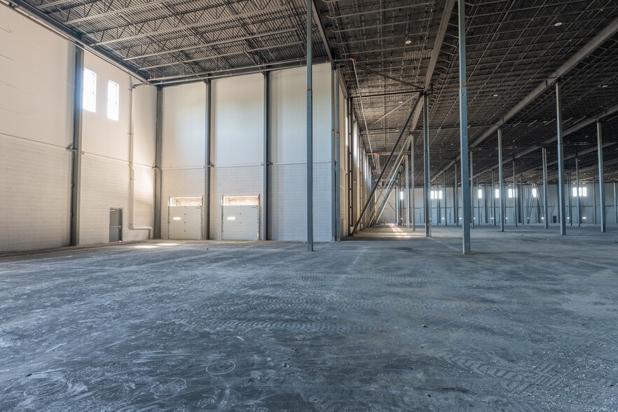 More Photos Of 102 Dolson Ave, Middletown Distribution For Lease