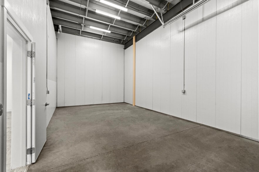 More Photos Of 11105 Steele St S, Tacoma Flex For Lease