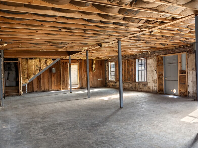 More Photos Of 428 S 3rd Ave, Chatsworth Freestanding For Sale