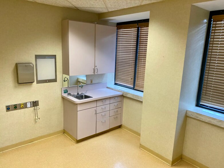 More Photos Of 225 Abraham Flexner Way, Louisville Medical For Sale