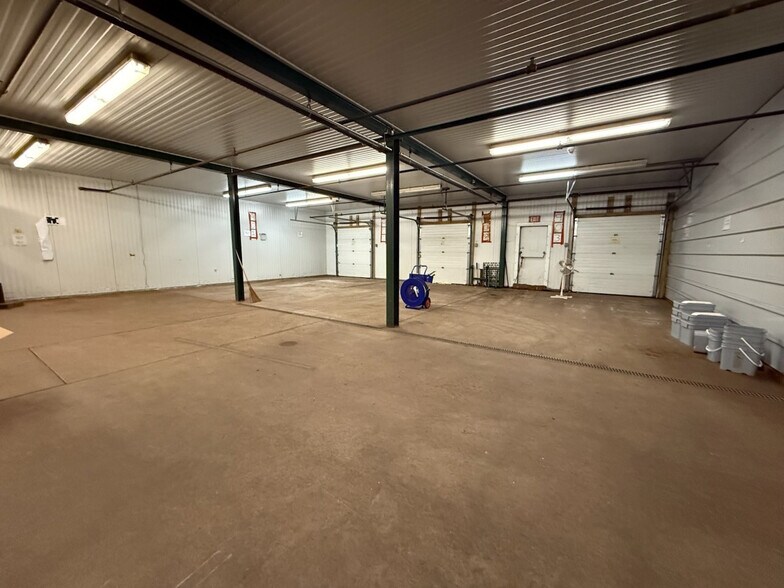 More Photos Of 30 New Ln, Cromwell Distribution For Sale