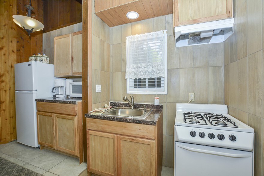 More Photos Of 27992 Rainbow Dr, Lake Arrowhead Hotel For Sale