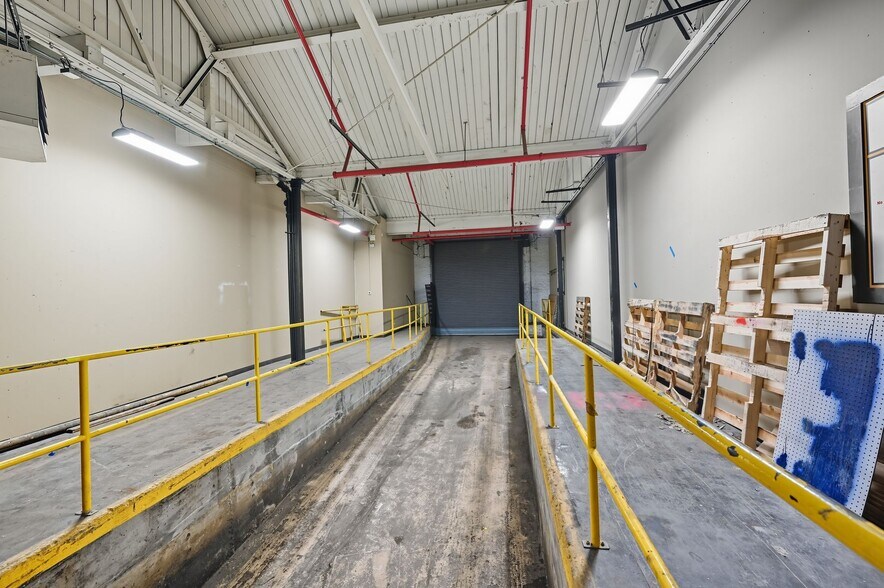 More Photos Of 2130-2140 W Fulton St, Chicago Flex For Lease