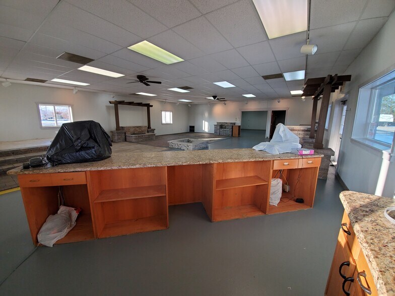 More Photos Of 1804 N Towanda Barnes Rd, Bloomington Flex For Lease