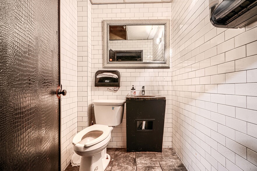 More Photos Of 414-416 E Baltimore St, Baltimore Bar For Sale