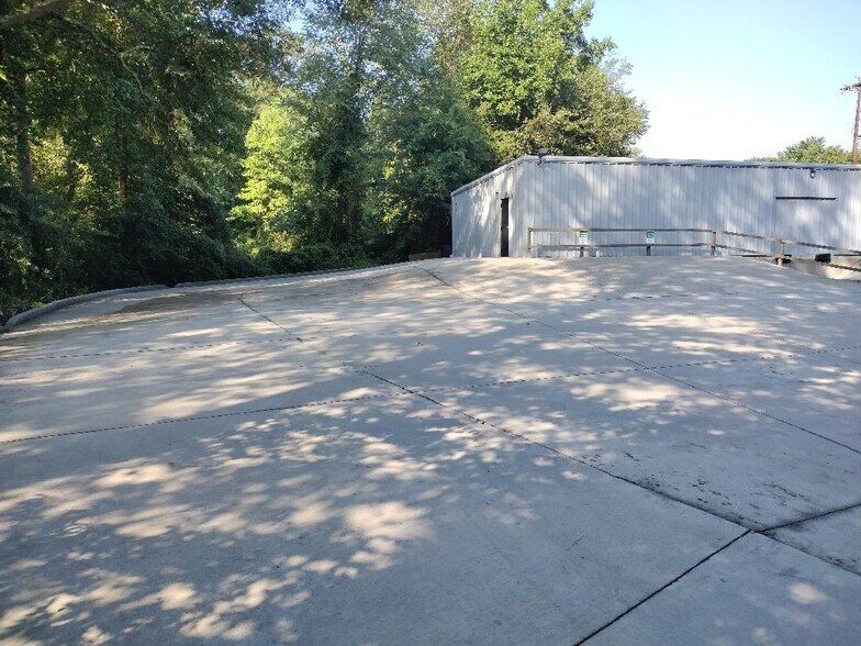 More Photos Of 406 E Butler Rd, Mauldin Showroom For Lease
