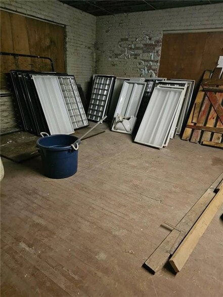 More Photos Of 1621 N 25th St, Kansas City Light Manufacturing For Sale