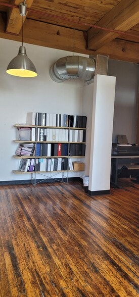 More Photos Of 1100 W Cermak Rd, Chicago Light Distribution For Lease