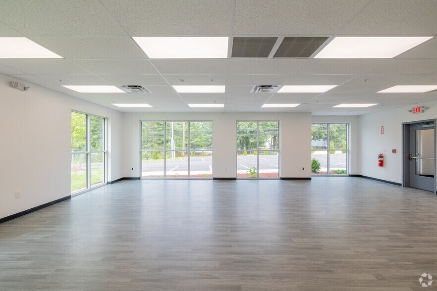 More Photos Of 683 Daniel Webster Hwy, Merrimack Warehouse For Lease