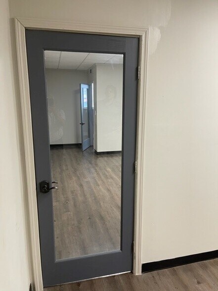 More Photos Of 6124-6142 Roswell Rd, Atlanta Storefront For Lease